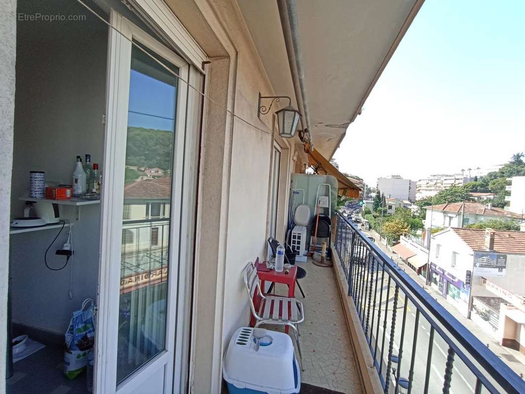 Appartement à SAINT-LAURENT-DU-VAR