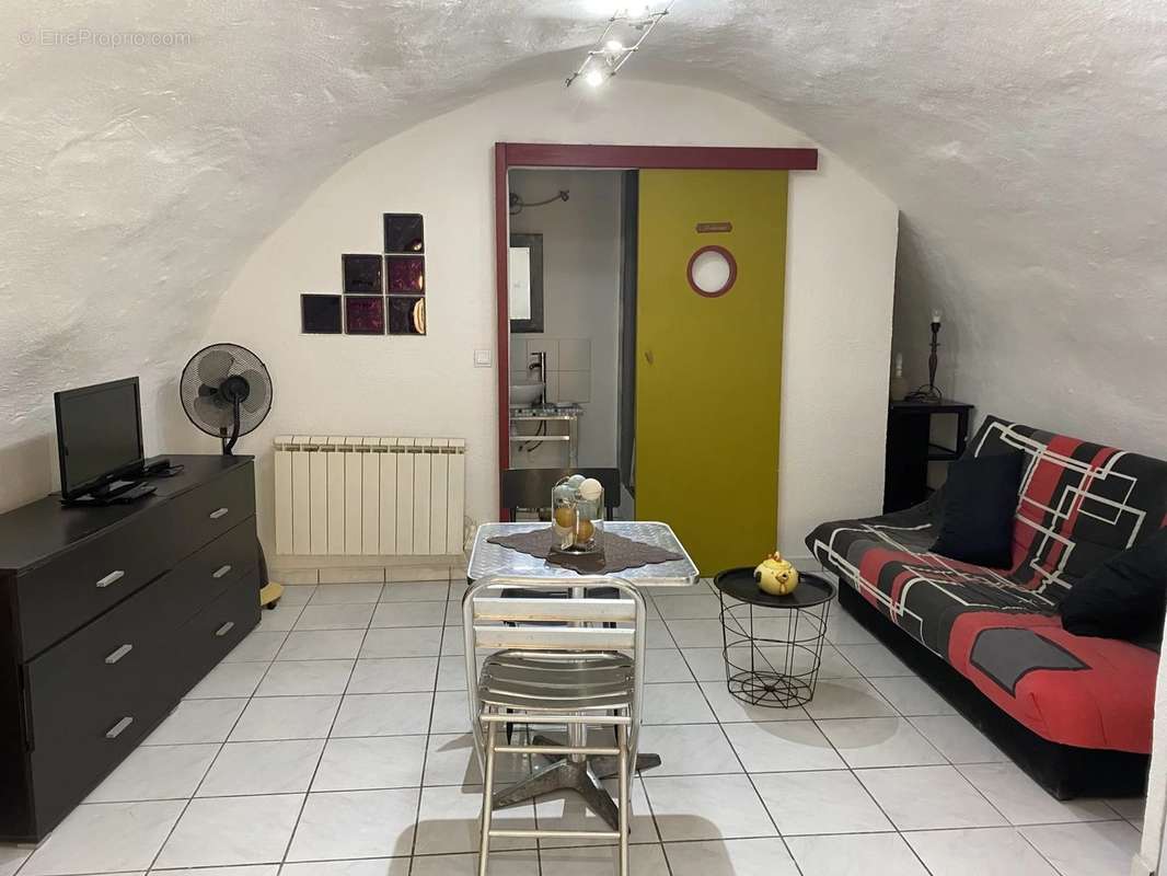 Appartement à CEYRESTE