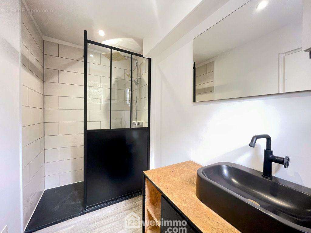 ... avec sa salle de douche privative. - Maison à ANGERS