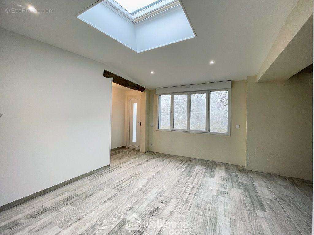 ... composée d&#039;une partie salon de 21 m²... - Maison à ANGERS