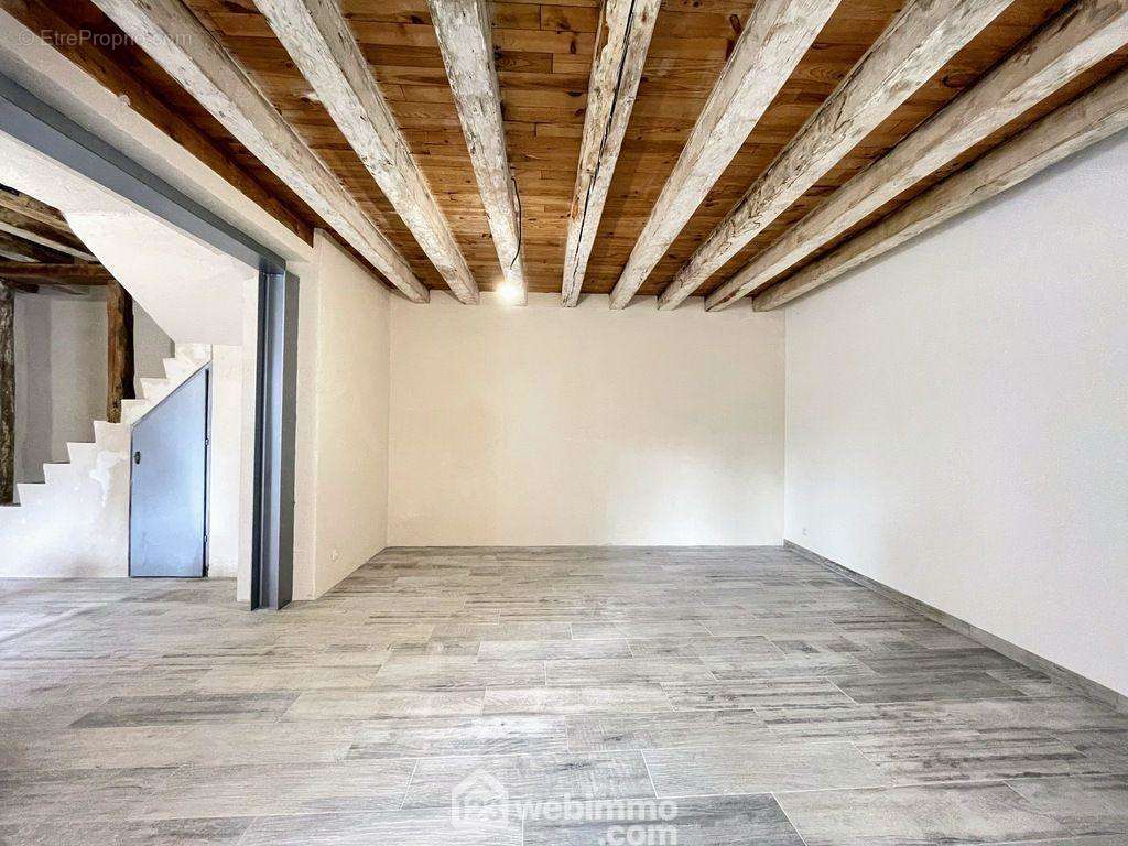 ... et d&#039;un séjour de 17 m² avec poutres apparentes. - Maison à ANGERS