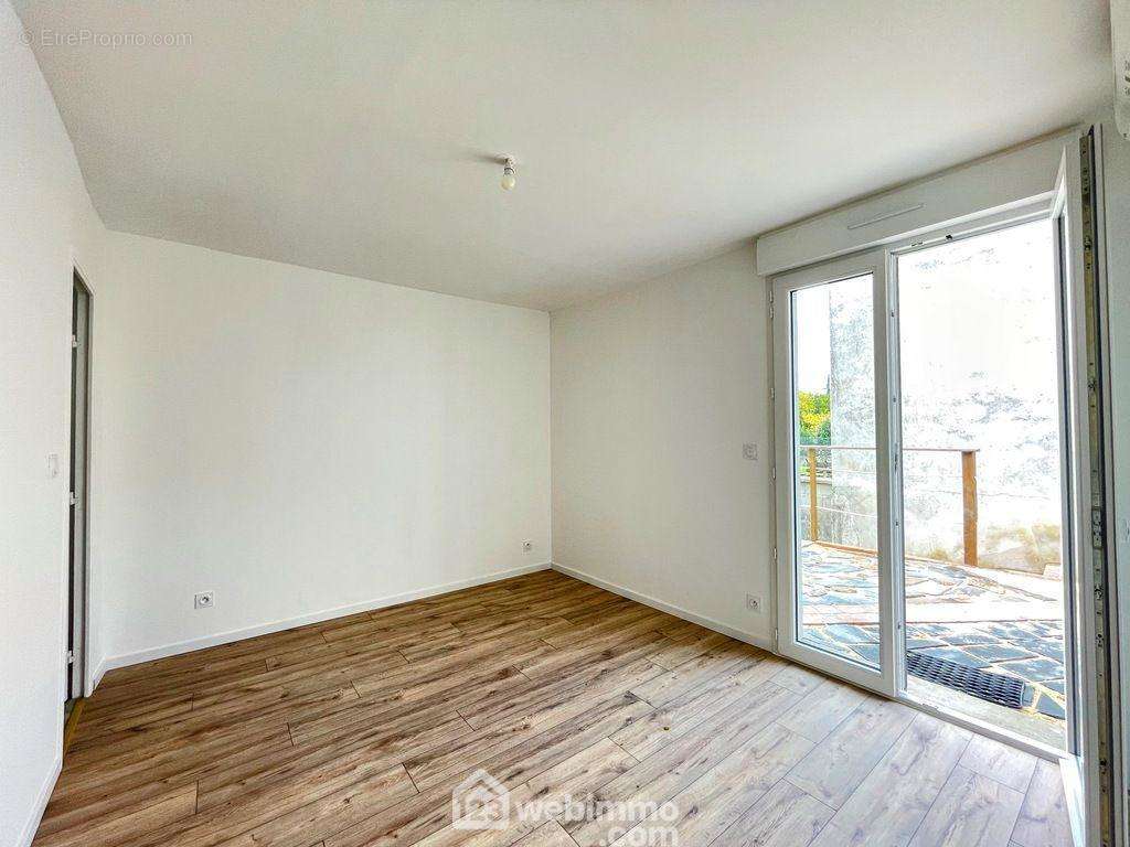 Au rez-de-chaussée on trouve également une chambre de 12 m²... - Maison à ANGERS