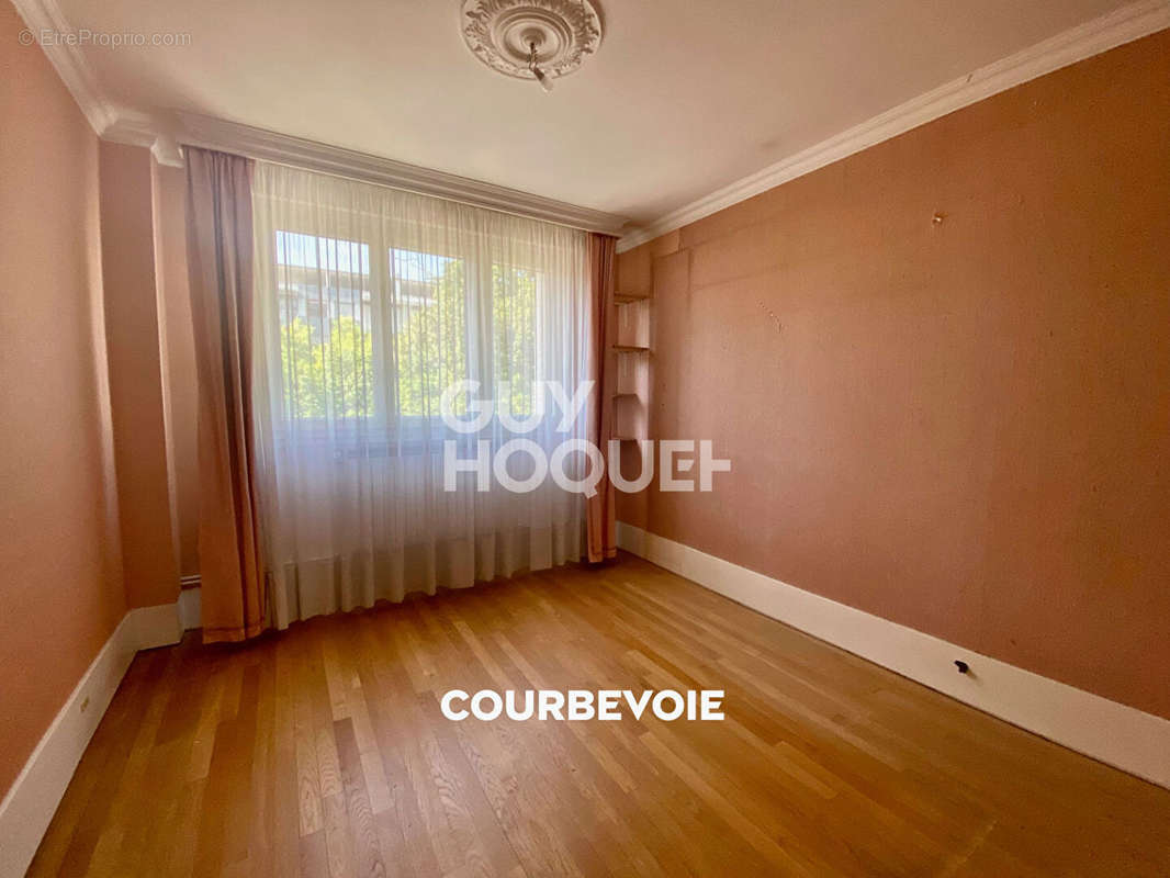 Appartement à COURBEVOIE