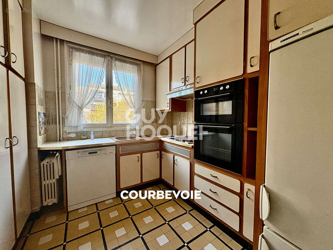 Appartement à COURBEVOIE