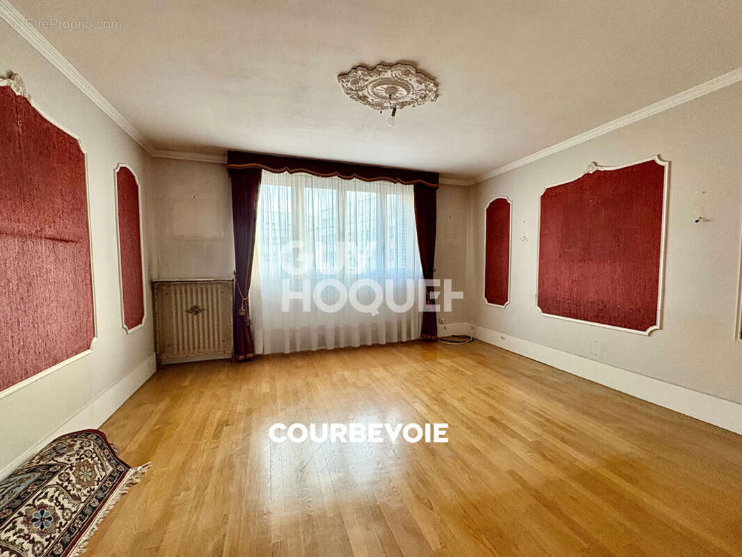 Appartement à COURBEVOIE