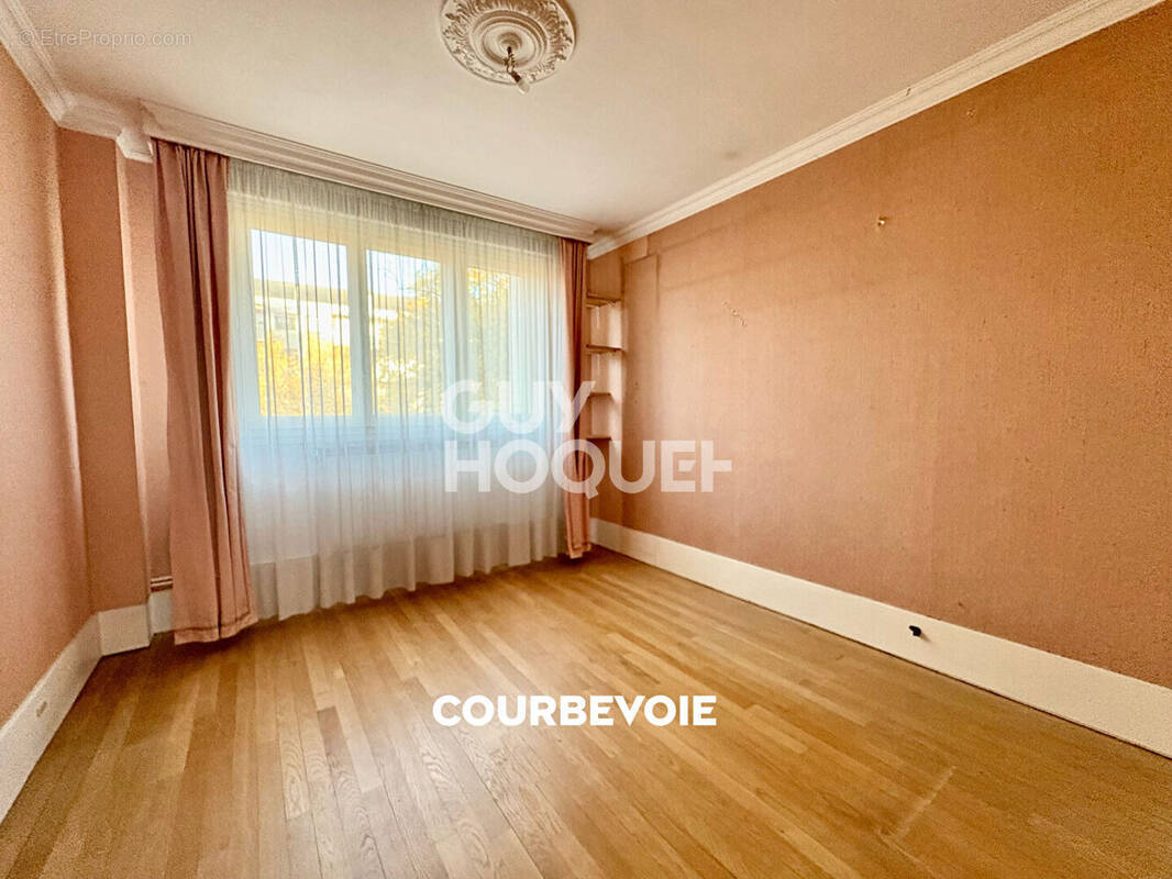 Appartement à COURBEVOIE