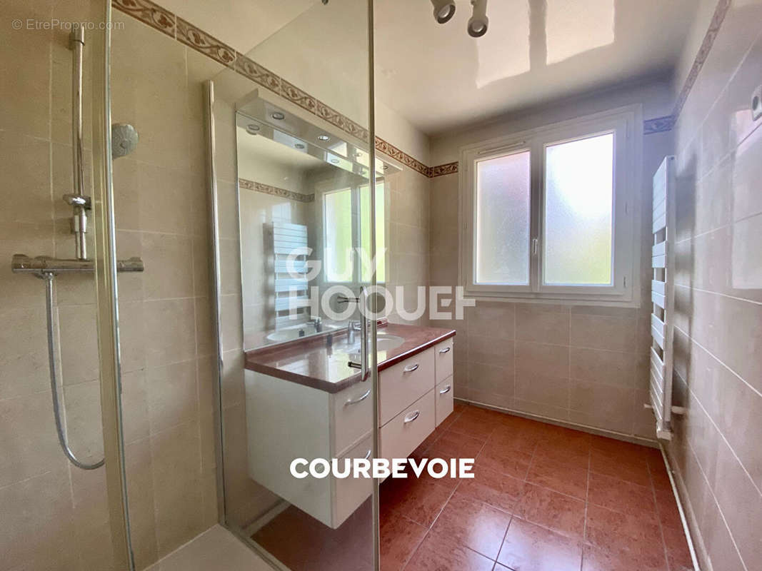 Appartement à COURBEVOIE