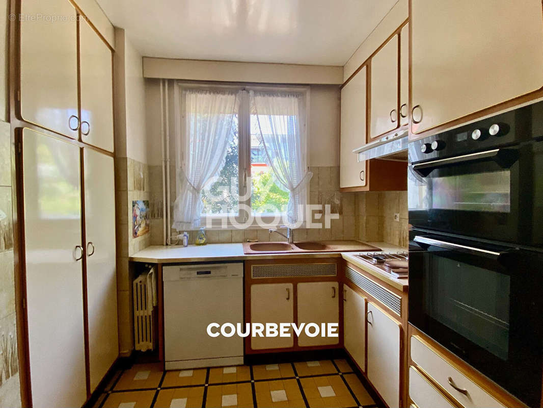 Appartement à COURBEVOIE