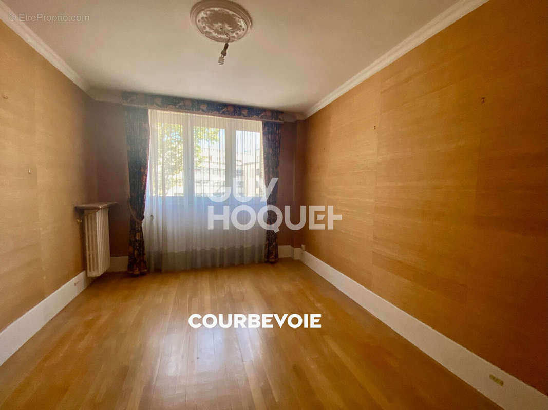 Appartement à COURBEVOIE