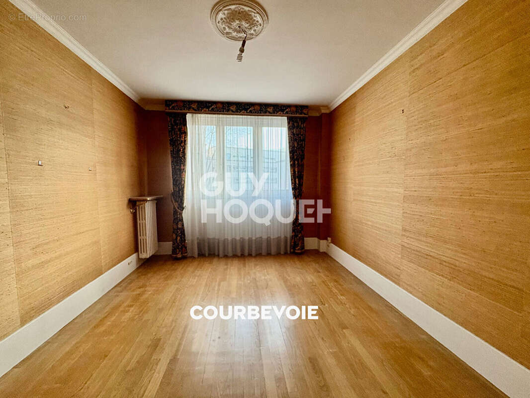 Appartement à COURBEVOIE