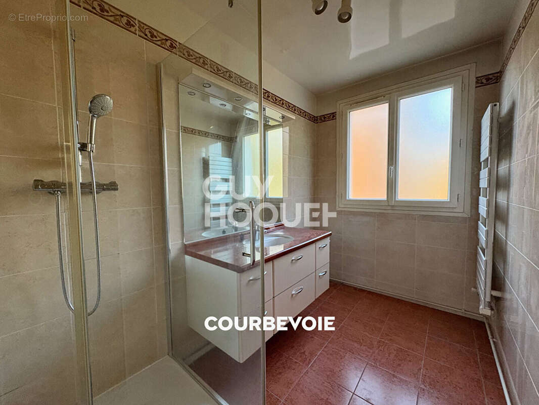 Appartement à COURBEVOIE