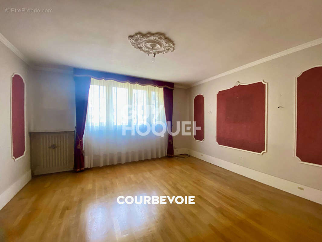 Appartement à COURBEVOIE