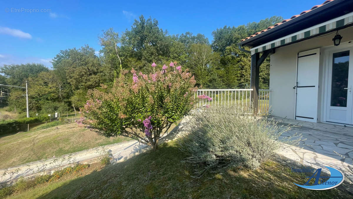 Maison à LEGUILLAC-DE-L&#039;AUCHE