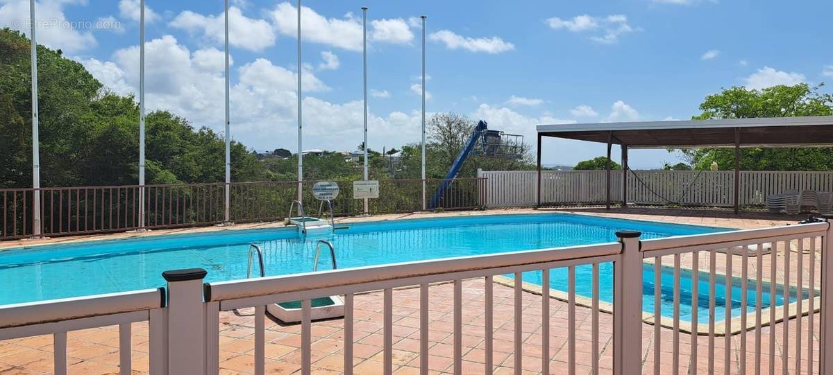 Vue piscine commune - Appartement à LE GOSIER