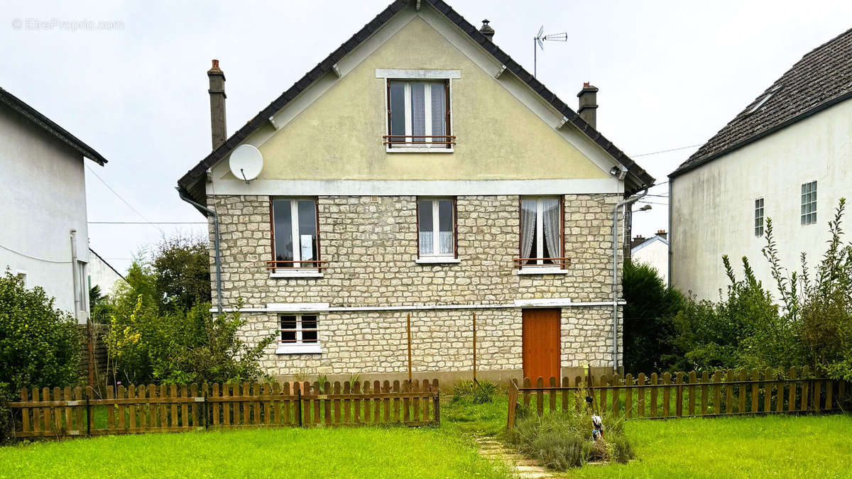 Maison à SAINT-PIERRE-LES-NEMOURS