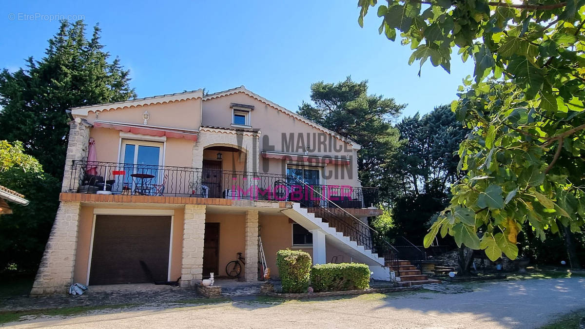 Maison à ENTRAIGUES-SUR-LA-SORGUE