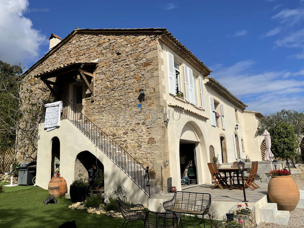 Maison à ROQUEBRUNE-SUR-ARGENS