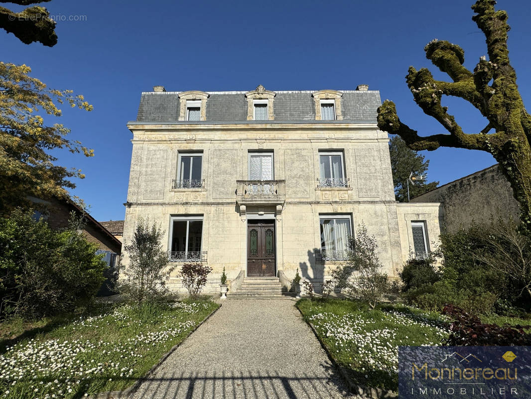 Maison à MONTENDRE