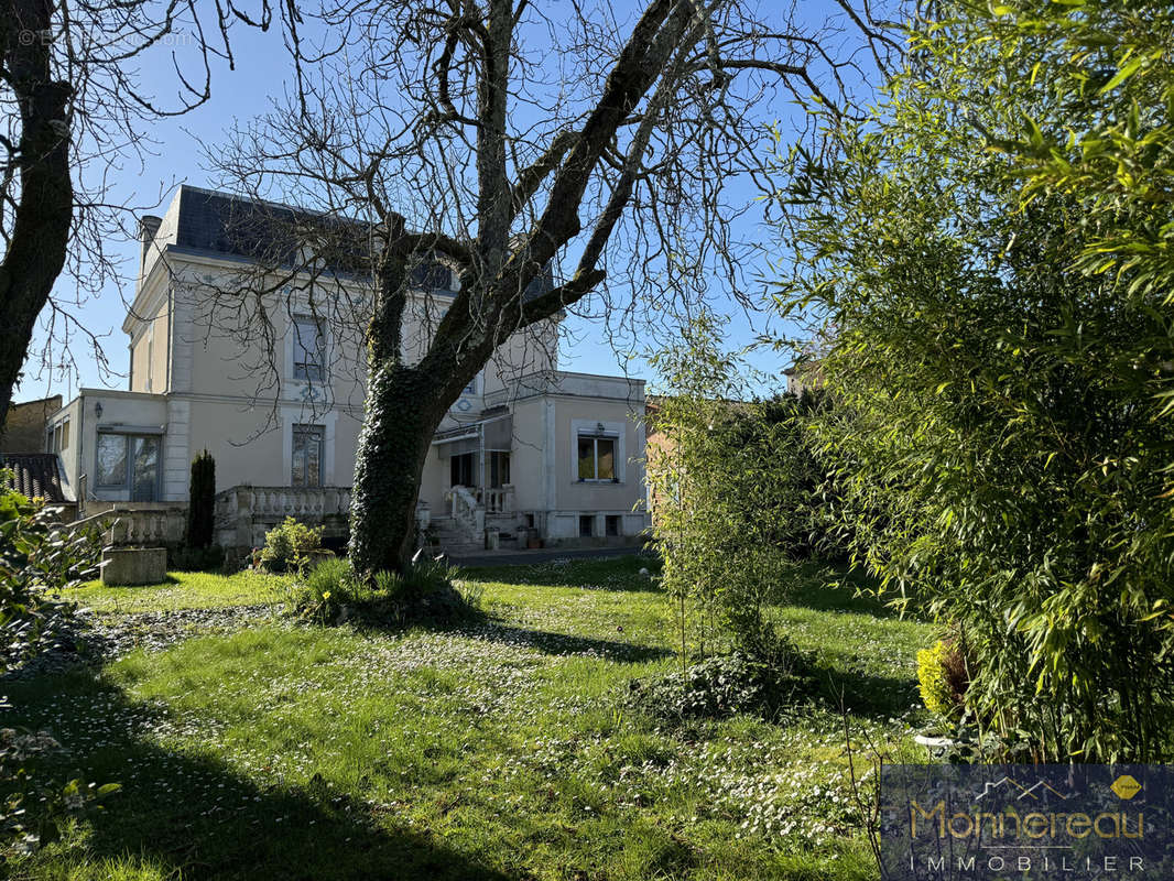 Maison à MONTENDRE