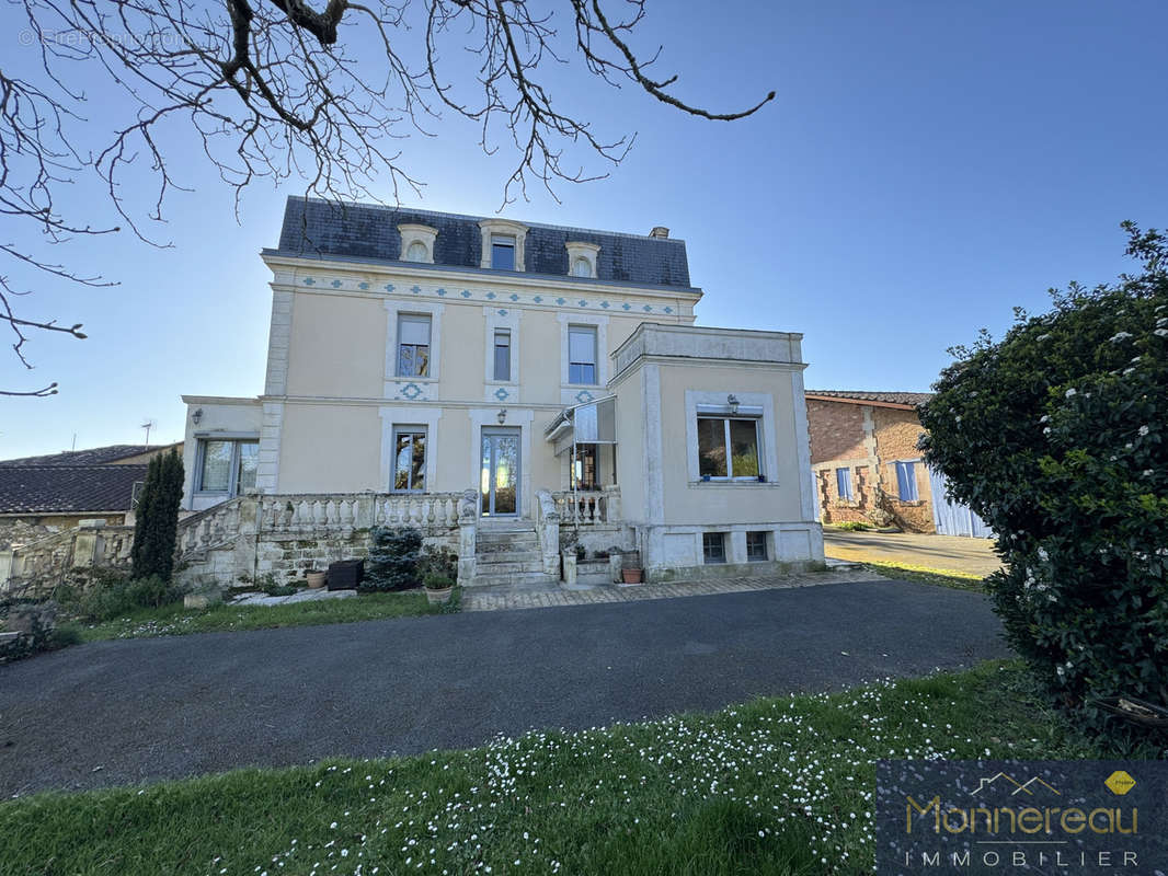 Maison à MONTENDRE