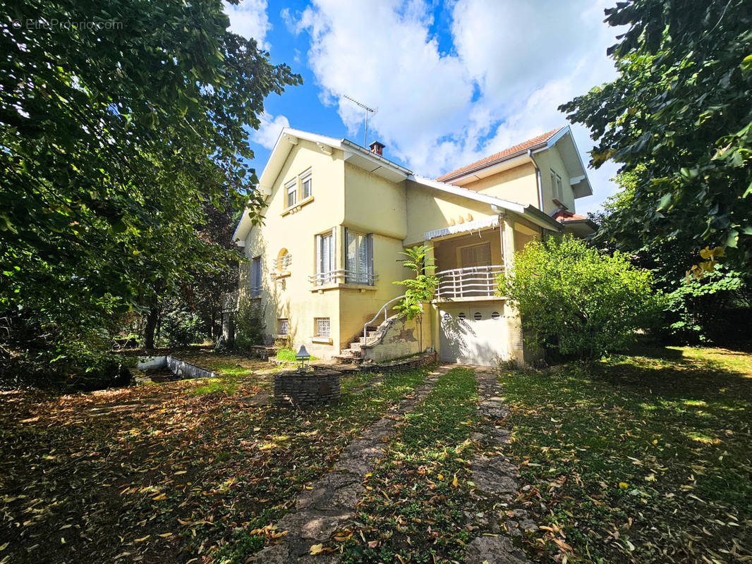 Maison à POUILLY-SOUS-CHARLIEU