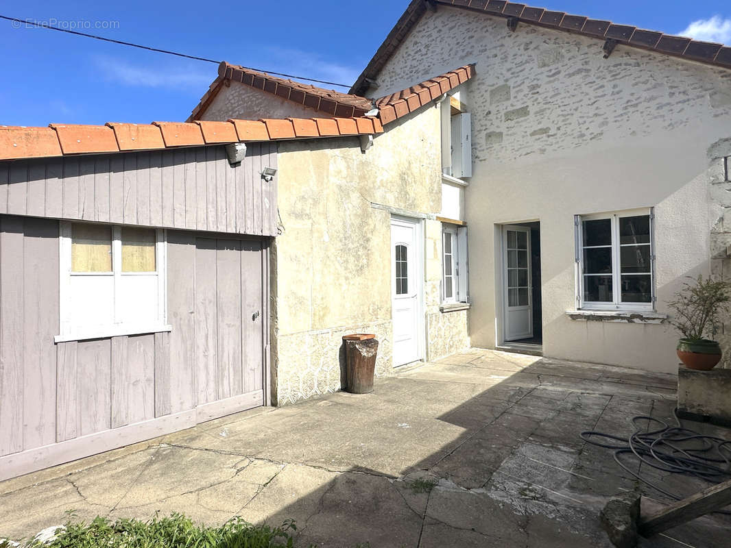 Maison à LENCLOITRE