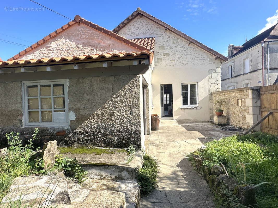 Maison à LENCLOITRE