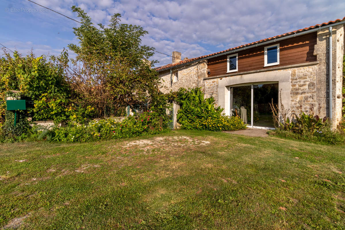 Maison à SAINT-COUTANT-LE-GRAND