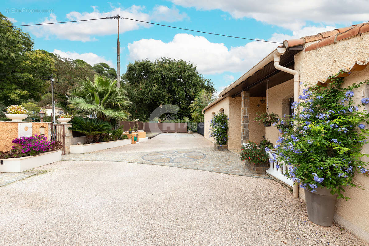 Maison à LA ROQUETTE-SUR-SIAGNE