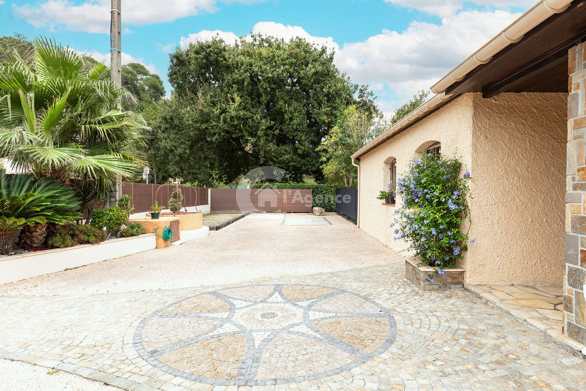 Maison à LA ROQUETTE-SUR-SIAGNE