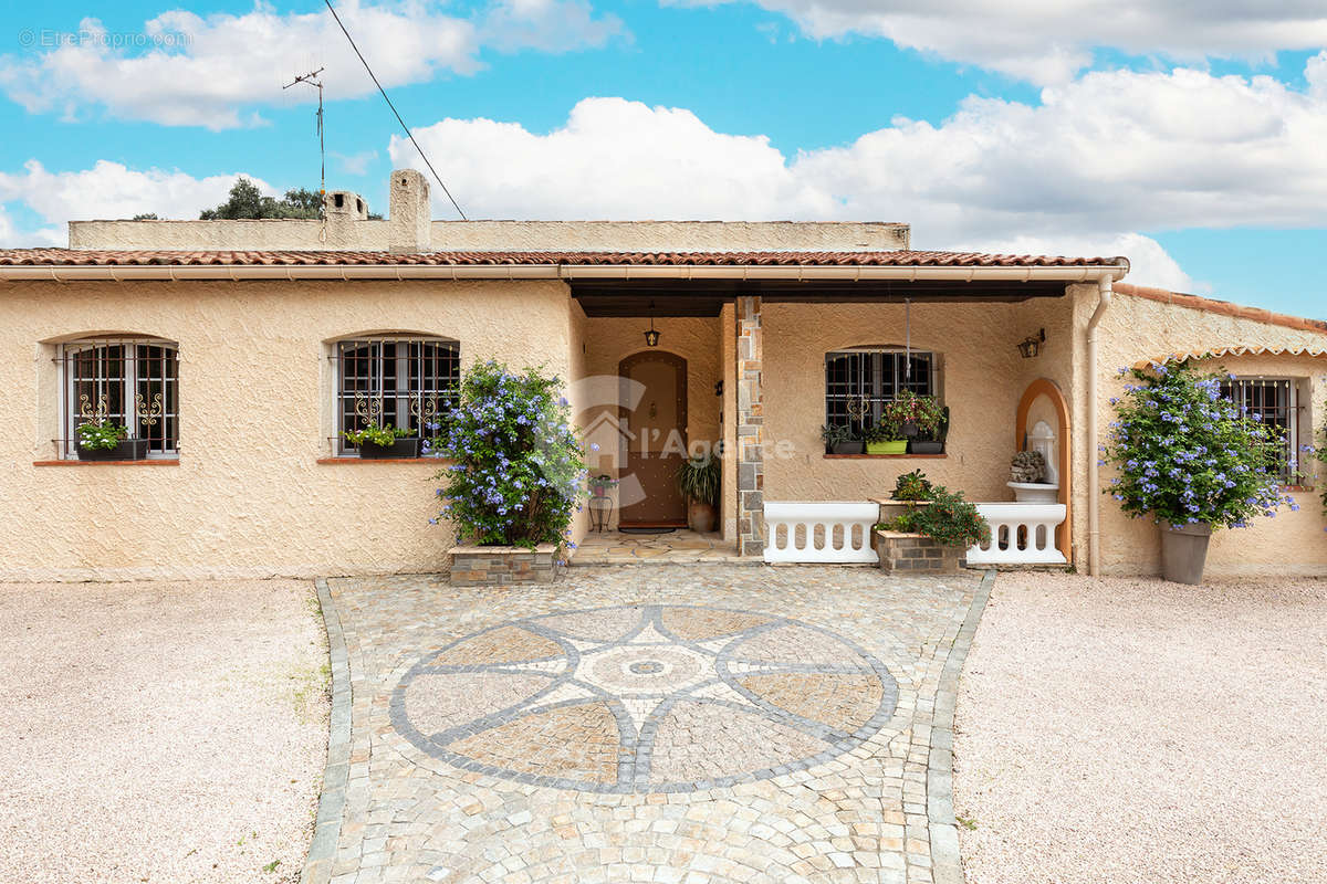 Maison à LA ROQUETTE-SUR-SIAGNE