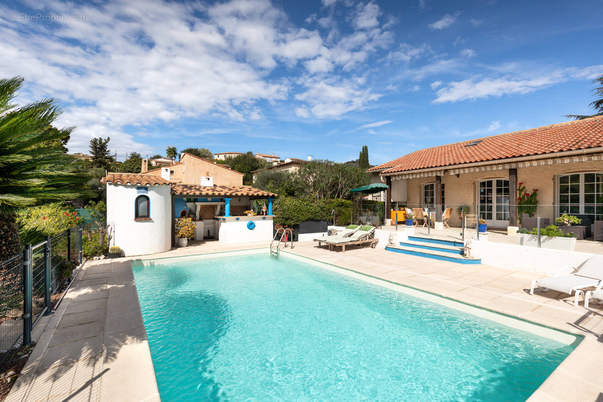 Maison à LA ROQUETTE-SUR-SIAGNE