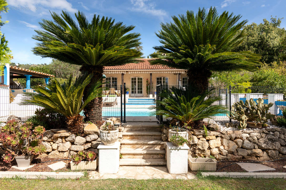 Maison à LA ROQUETTE-SUR-SIAGNE