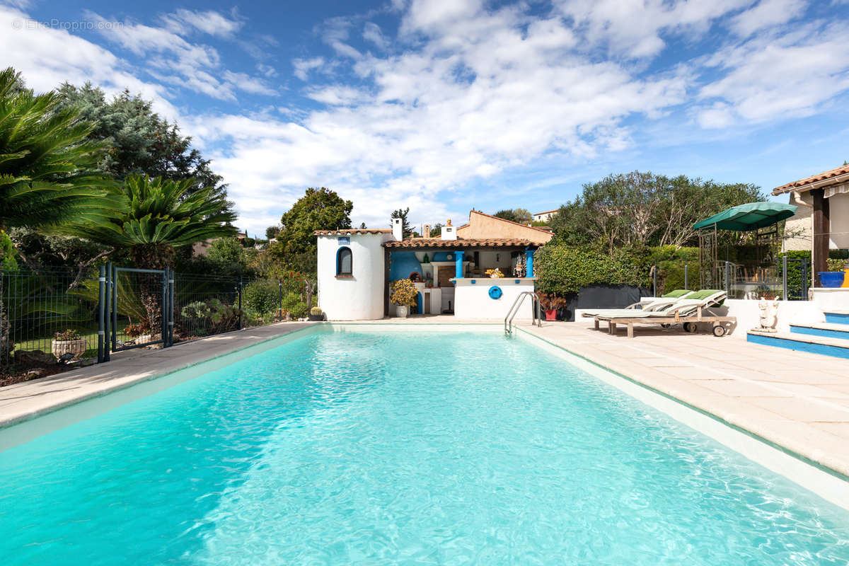 Maison à LA ROQUETTE-SUR-SIAGNE