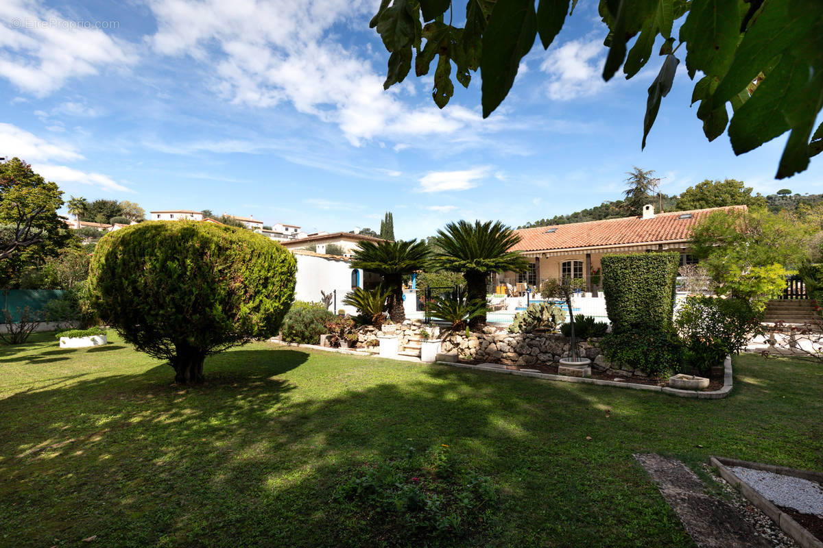 Maison à LA ROQUETTE-SUR-SIAGNE