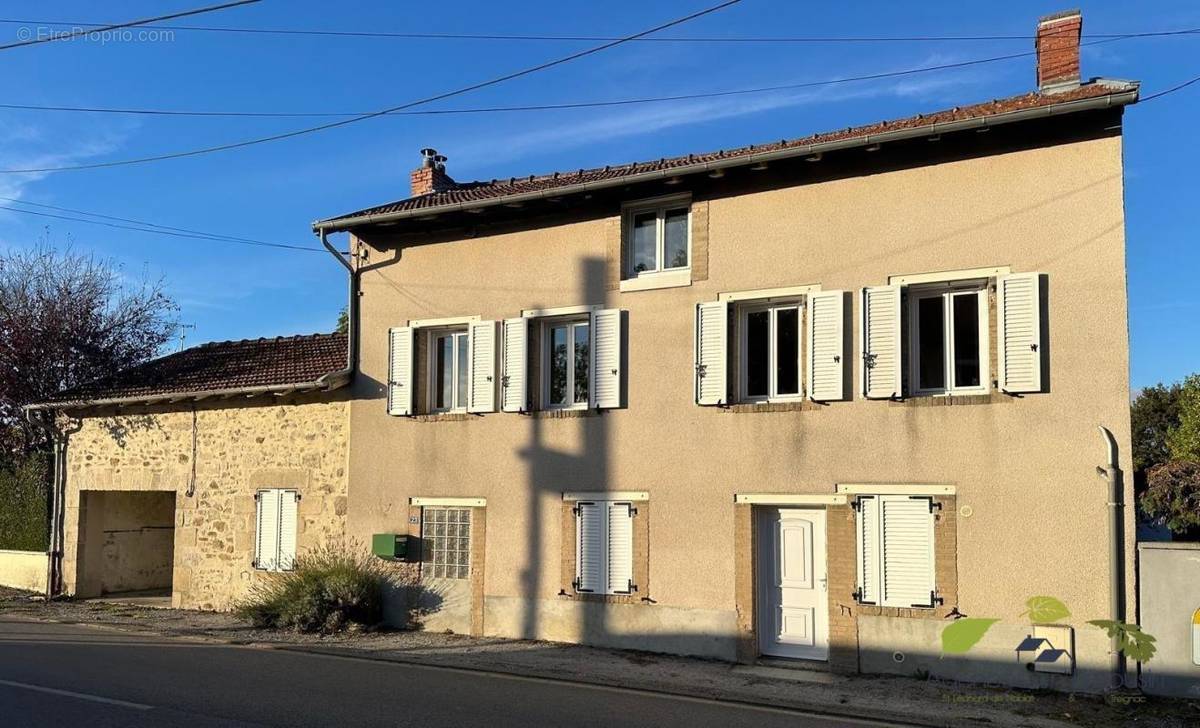 Maison à SAINT-LEONARD-DE-NOBLAT