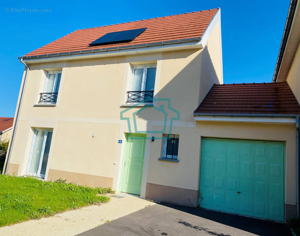 Maison à LA QUEUE-LES-YVELINES