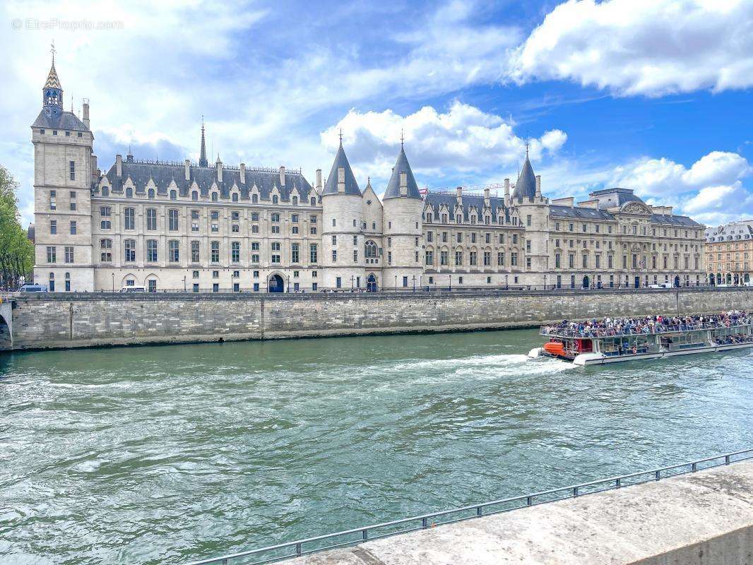 Appartement à PARIS-1E