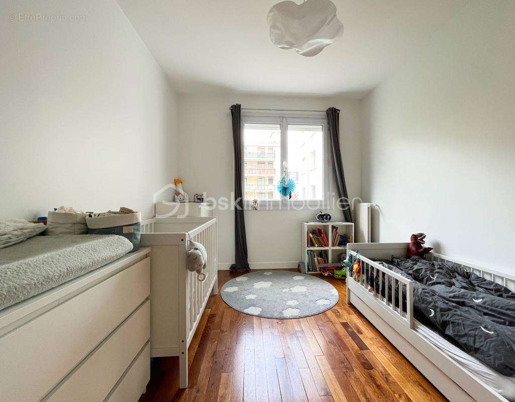 Appartement à COURBEVOIE