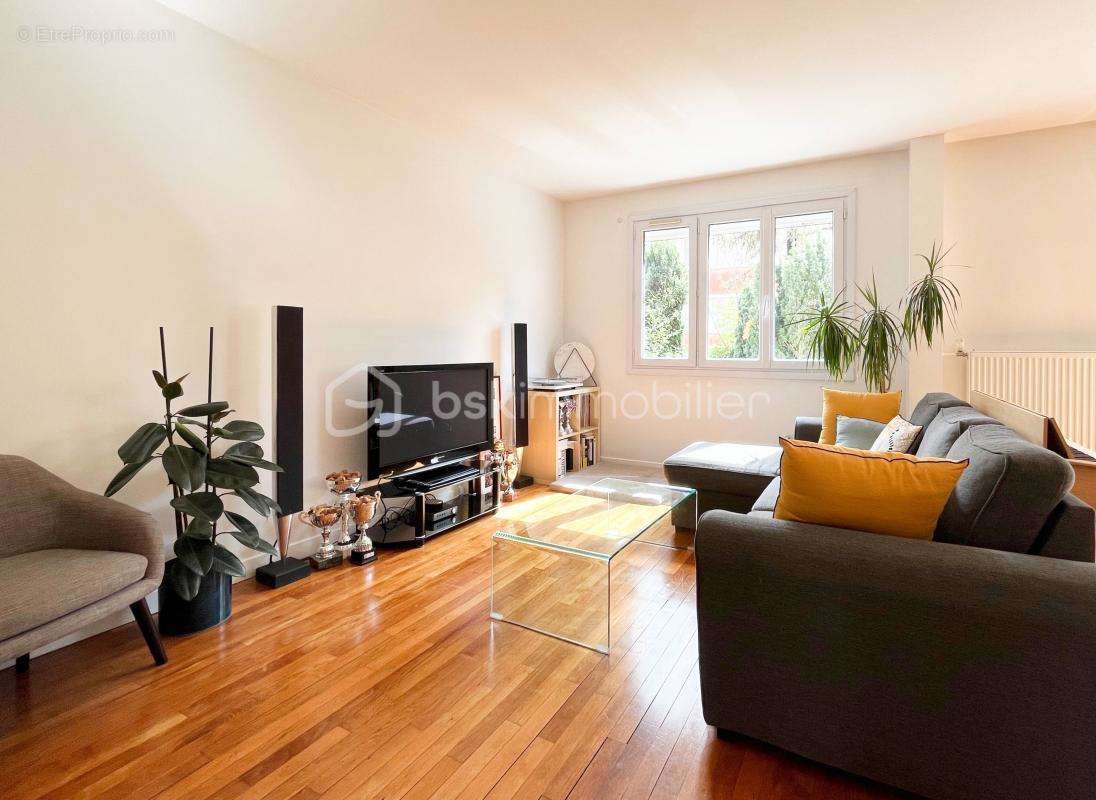 Appartement à COURBEVOIE