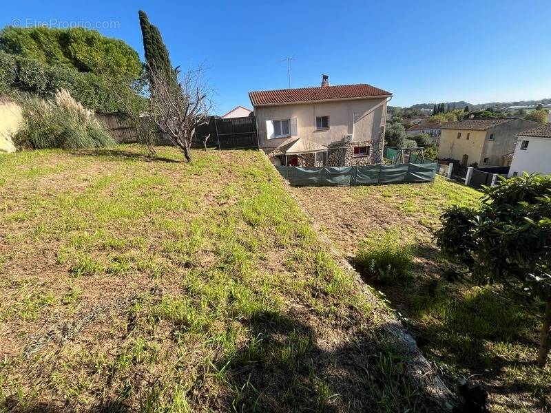 Terrain à LA ROQUETTE-SUR-SIAGNE