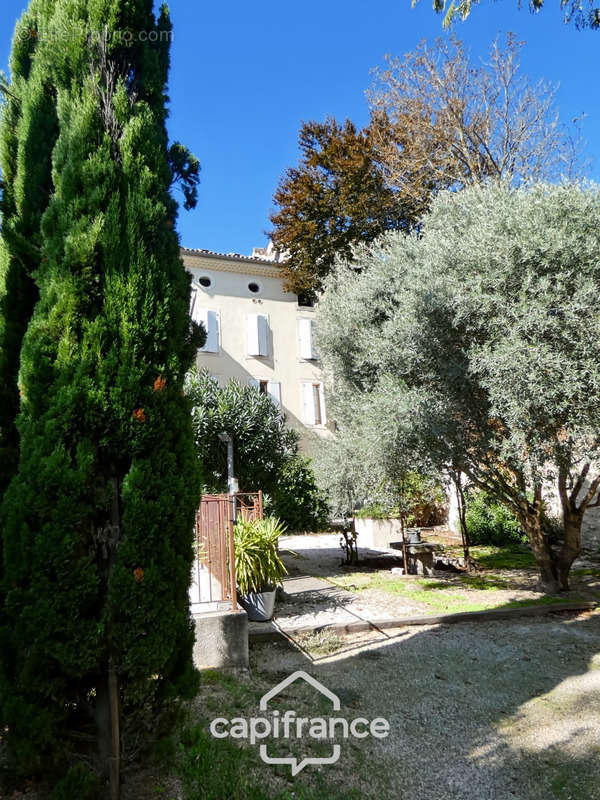 Appartement à ROQUEMAURE