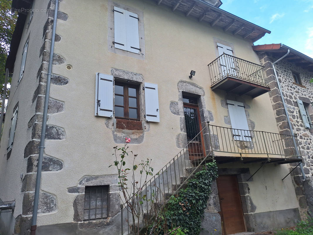 Maison à POLMINHAC