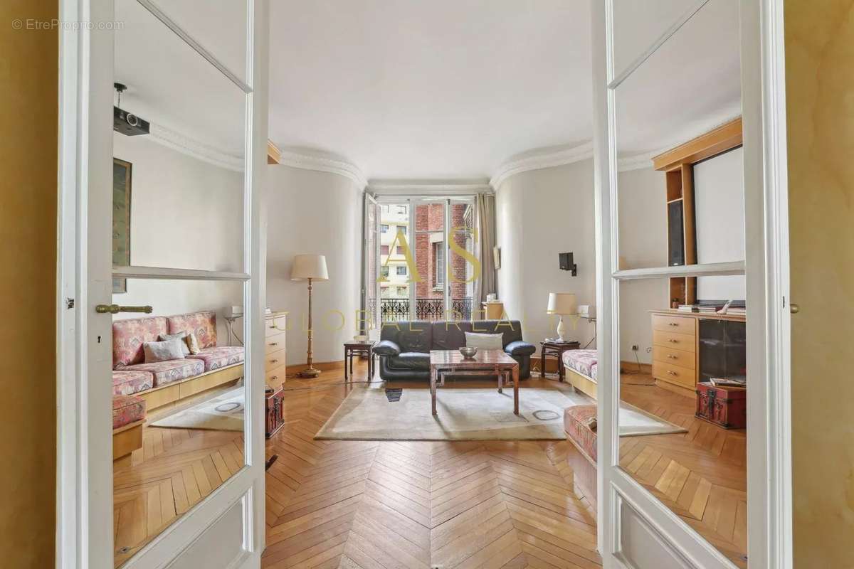 Appartement à PARIS-16E