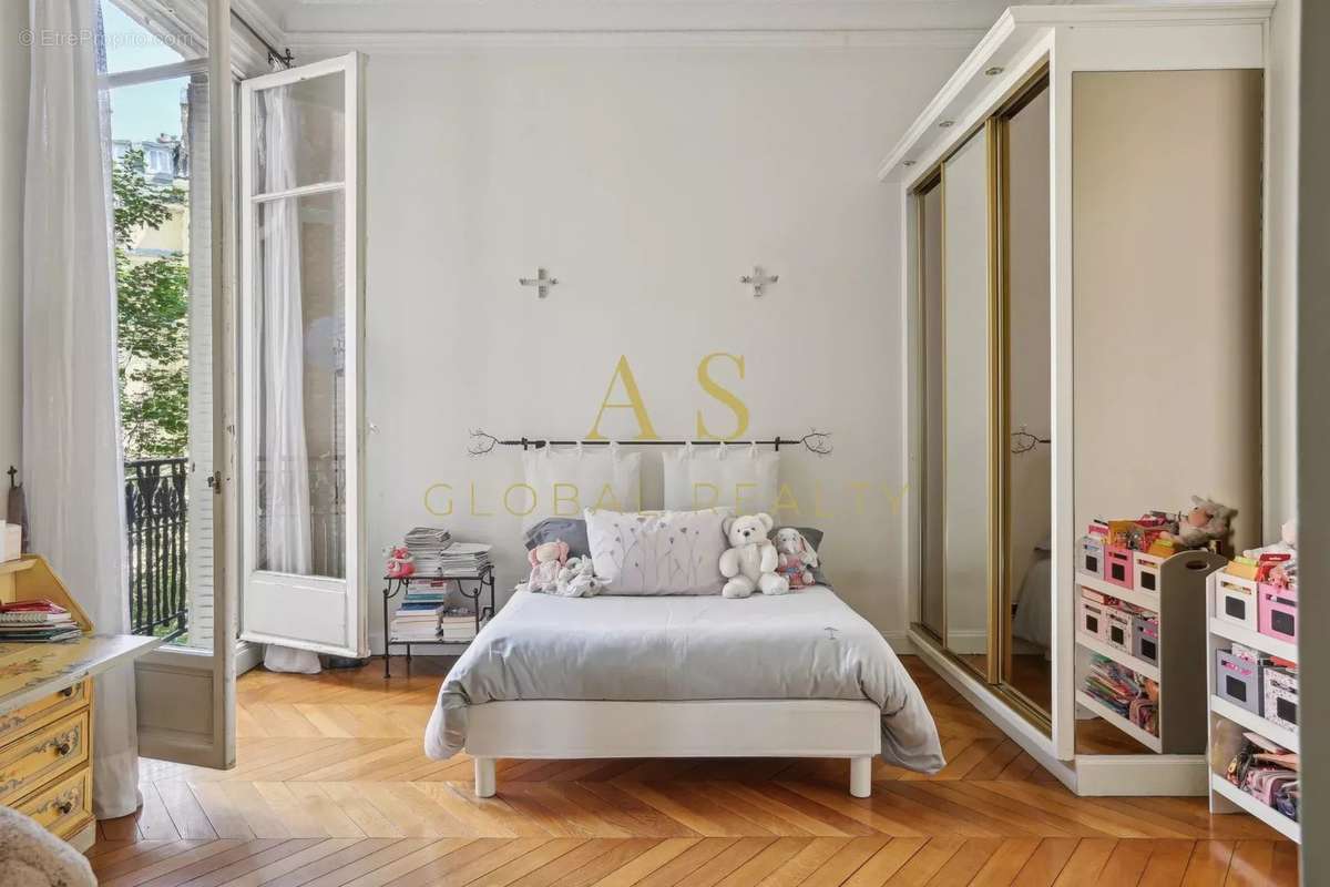 Appartement à PARIS-16E