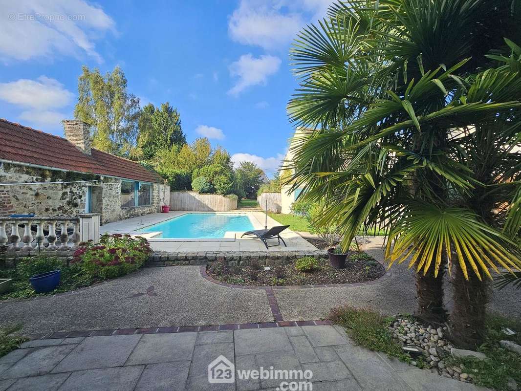 Vous pourrez profiter d&#039;une superbe piscine chauffée - Maison à CREPY