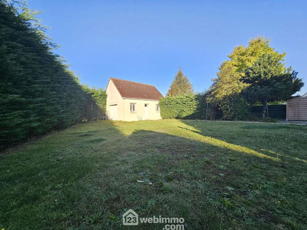 Erigée sur un terrain entièrement clos de 830m² - Maison à ATHIES-SOUS-LAON