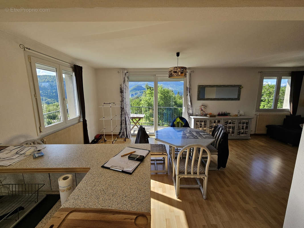 Appartement à SAINT-LUPICIN