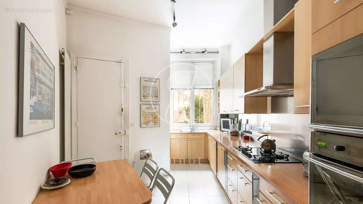 Appartement à PARIS-16E