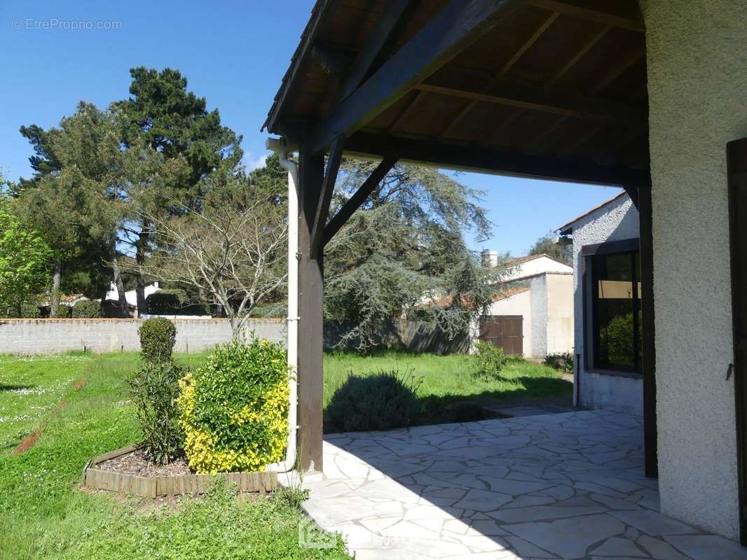 Préau avec terrasse plein Sud. - Maison à SAINT-VINCENT-SUR-JARD